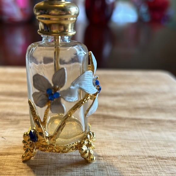 💕HOST PICK 💕Perfume Bottle Vintage 3 Leg White Flowers Blue Crystals Gold Tone - Picture 6 of 16